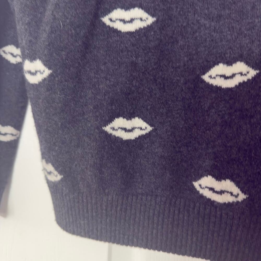 MINNIE ROSE 100% Cashmere Lip Print Sweater Black V-Neck Size XS - Picture 6 of 7